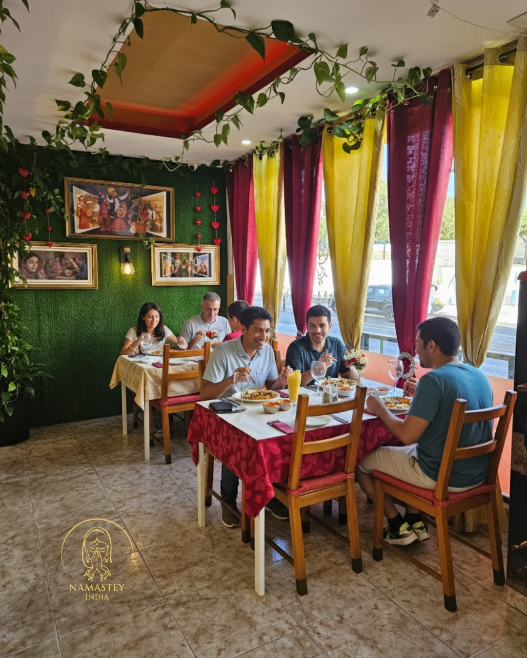 Ambiente acolhedor do Namastey India, com clientes à mesa no restaurante indiano em Massamá
