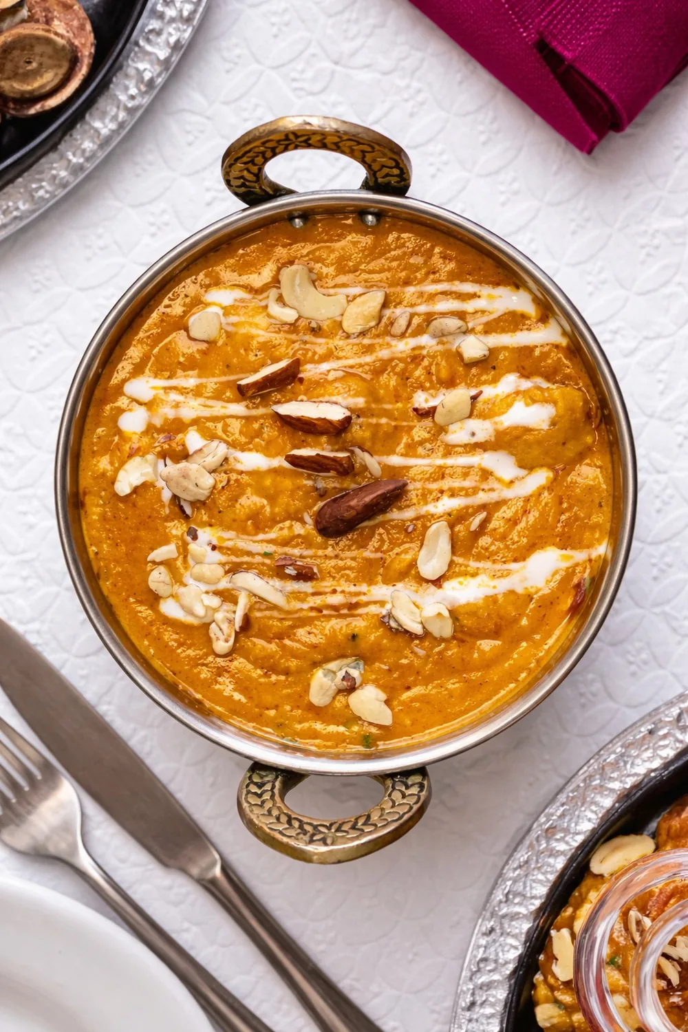 Chicken Tikka Masala com caju e amêndoa servido no Namastey India em Massamá