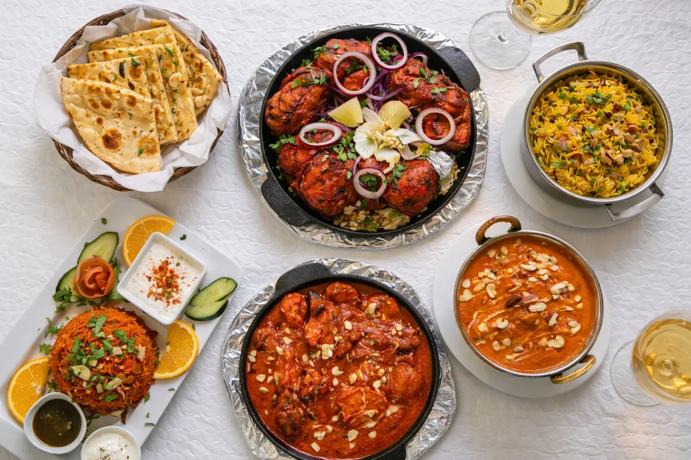 Mesa com pratos indianos variados no Namastey India, restaurante indiano em Massamá