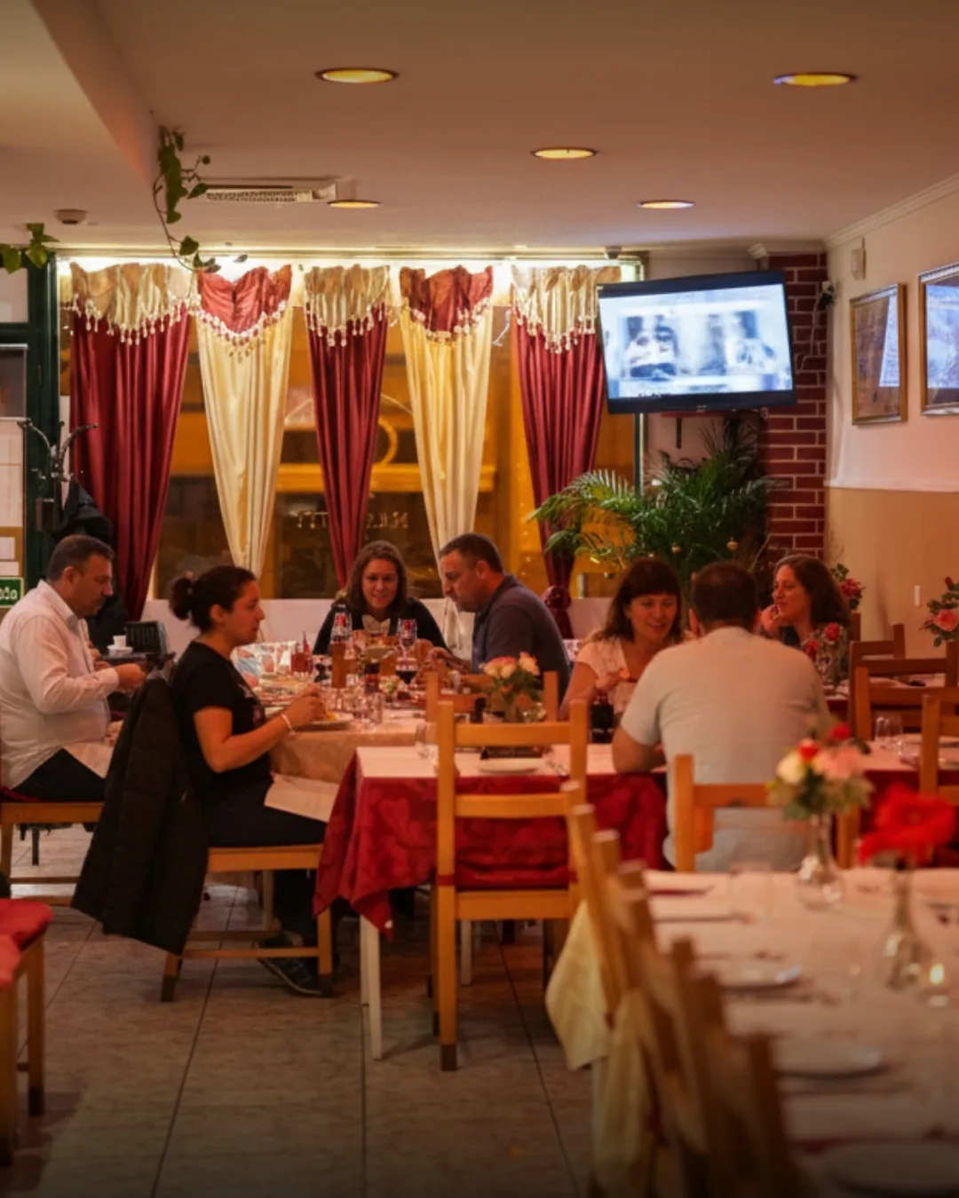 Clientes a jantar em grupo no Namastey India, restaurante indiano em Massamá